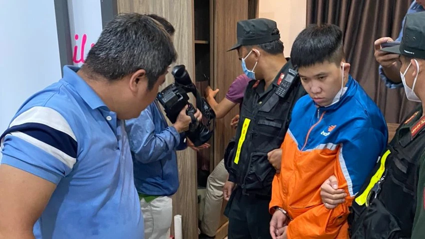 Công an bắt quả tang Mai (áo cam) đang đi giao ma túy. Ảnh: CA Công an bắt quả tang Mai (áo cam) đang đi giao ma túy. Ảnh: CA