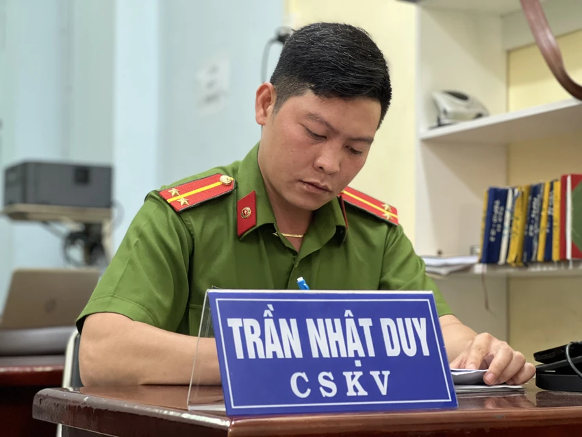 Sáng ngày 12-5, Trung úy Duy vẫn đang tiếp tục công việc thường nhật dù mắt bị viêm giác mạc do hóa chất từ hơi cay. Ảnh: CACC Sáng ngày 12-5, Trung úy Duy vẫn đang tiếp tục công việc thường nhật dù mắt bị viêm giác mạc do hóa chất từ hơi cay. Ảnh: CACC