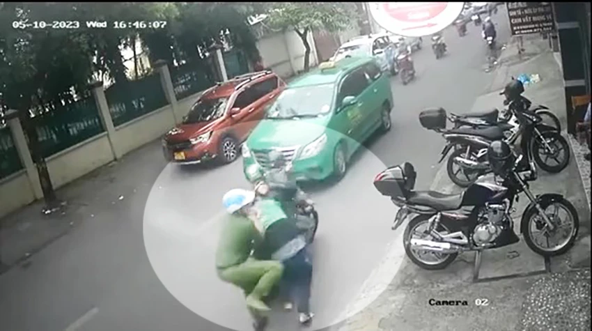 Trong quá trình công tác theo kế hoạch của Công an phường 2, Trung úy Duy đã phát hiện nhóm người nghi trộm nên tìm cách khống chế. Ảnh cắt từ clip Trong quá trình công tác theo kế hoạch của Công an phường 2, Trung úy Duy đã phát hiện nhóm người nghi trộm nên tìm cách khống chế. Ảnh cắt từ clip