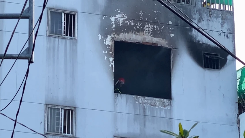 Cảnh sát sau đó tiếp cận, phá cửa sổ tầng 3 căn nhà để dập lửa. Ảnh: HT Cảnh sát sau đó tiếp cận, phá cửa sổ tầng 3 căn nhà để dập lửa. Ảnh: HT