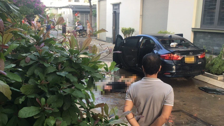 Nạn nhân bị bỏng được đưa ra khỏi xe ô tô sau vụ nổ. Ảnh: HT Nạn nhân bị bỏng được đưa ra khỏi xe ô tô sau vụ nổ. Ảnh: HT