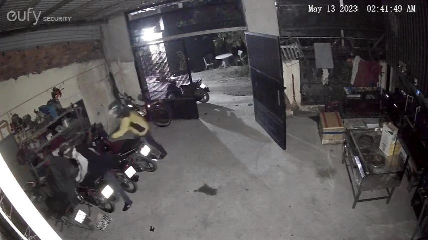 Hai nam thanh niên đột nhập, lấy xe máy của gia đình chị T. Ảnh cắt từ clip Hai nam thanh niên đột nhập, lấy xe máy của gia đình chị T