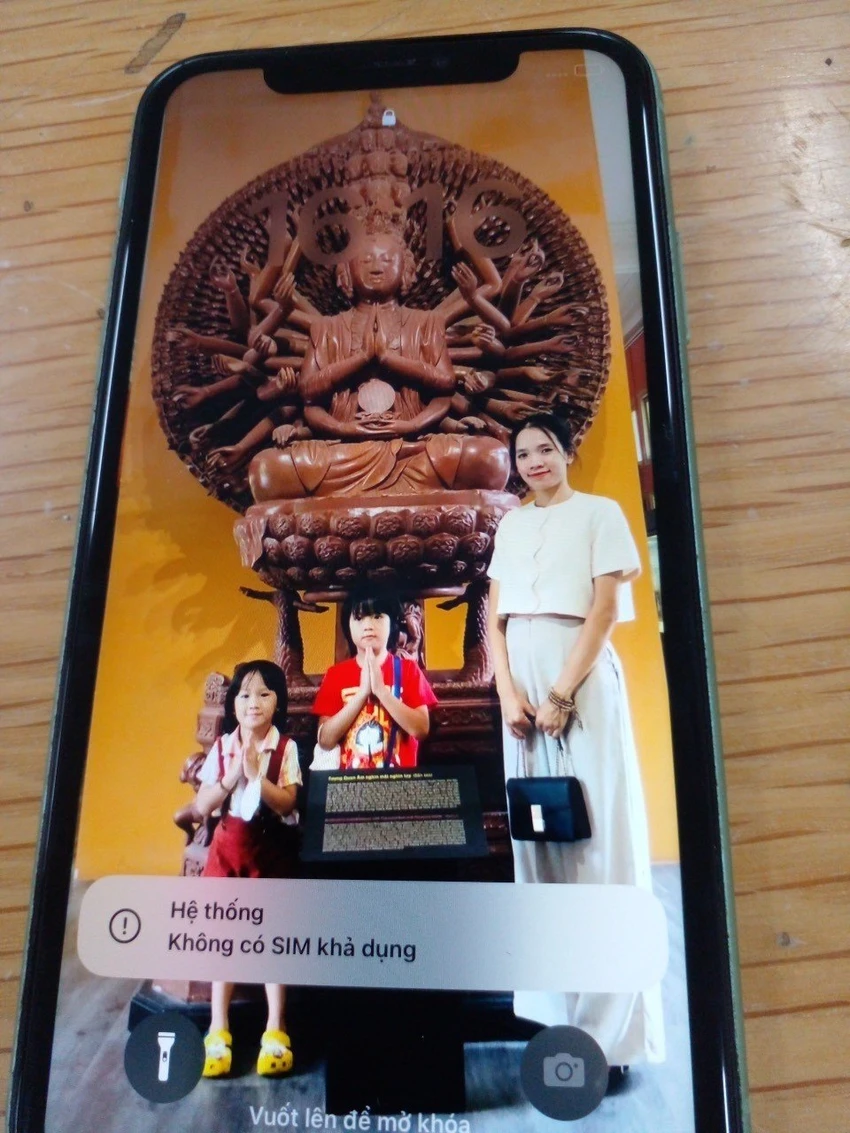 Công an hiện đang tìm chủ sở hữu chiếc điện thoại iPhone trong vụ cướp giật. Ảnh: CA Công an hiện đang tìm chủ sở hữu chiếc điện thoại iPhone trong vụ cướp giật. Ảnh: CA