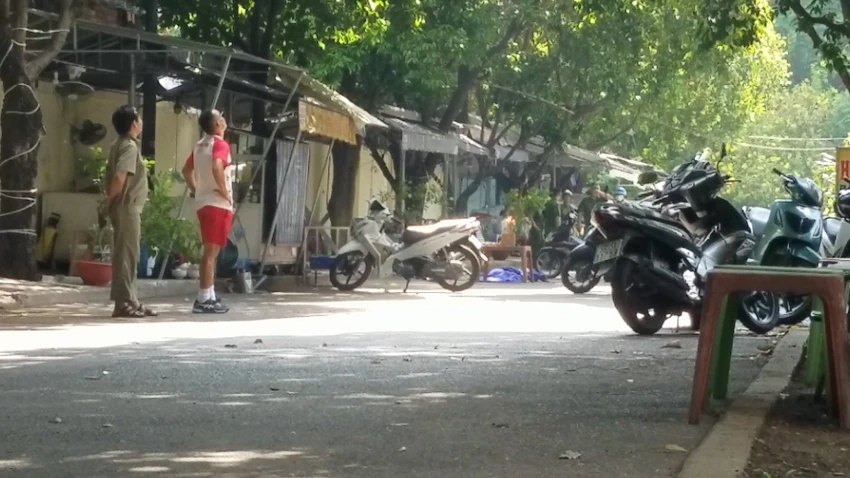 Công an quận 11 sau đó khám nghiệm hiện trường, điều tra nguyên nhân vụ việc. Ảnh: HT Người phụ nữ tử vong nghi rơi lầu chung cư trên đường Lạc Long Quân