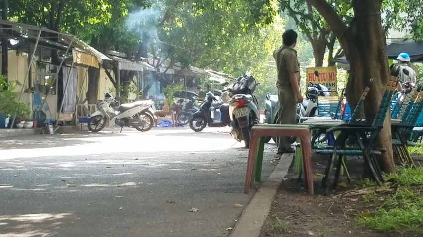Sau tiếng động, người dân phát hiện thi thể người phụ nữ tử vong. Ảnh: HT Người phụ nữ tử vong nghi rơi lầu chung cư trên đường Lạc Long Quân