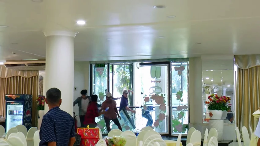 Vụ việc khiến đám cưới hỗn loạn, nhiều người bỏ chạy ra ngoài. Ảnh: HT Vụ việc khiến đám cưới hỗn loạn, nhiều người bỏ chạy ra ngoài. Ảnh: HT
