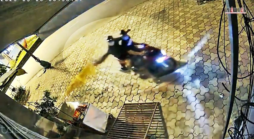 Sơn và Du tạt sơn vào nhà của người dân để tạo áp lực, đòi tiền. Ảnh cắt từ clip Sơn và Du tạt sơn vào nhà của người dân để tạo áp lực, đòi tiền. Ảnh cắt từ clip