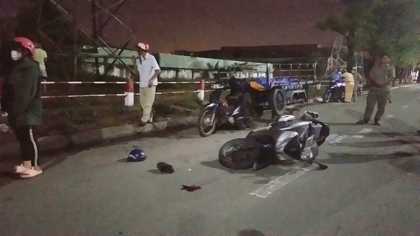Tai nạn khiến người đàn ông bị thương nặng, cô gái đi xe máy bị xây xát. Ảnh: HT Tai nạn khiến người đàn ông bị thương nặng, cô gái đi xe máy bị xây xát. Ảnh: HT
