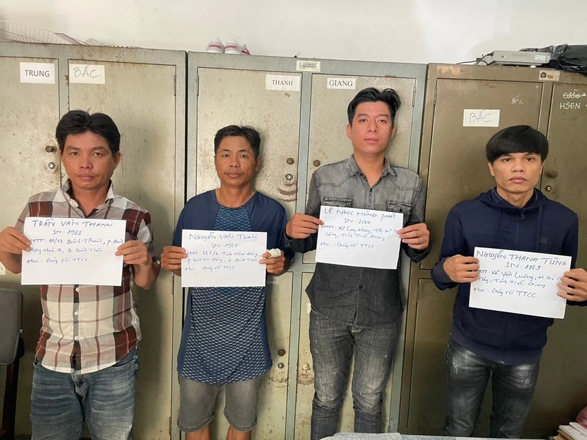 Thanh, Tuấn, Phát và Tùng tại cơ quan điều tra. Ảnh: CA Thanh, Tuấn, Phát và Tùng tại cơ quan điều tra