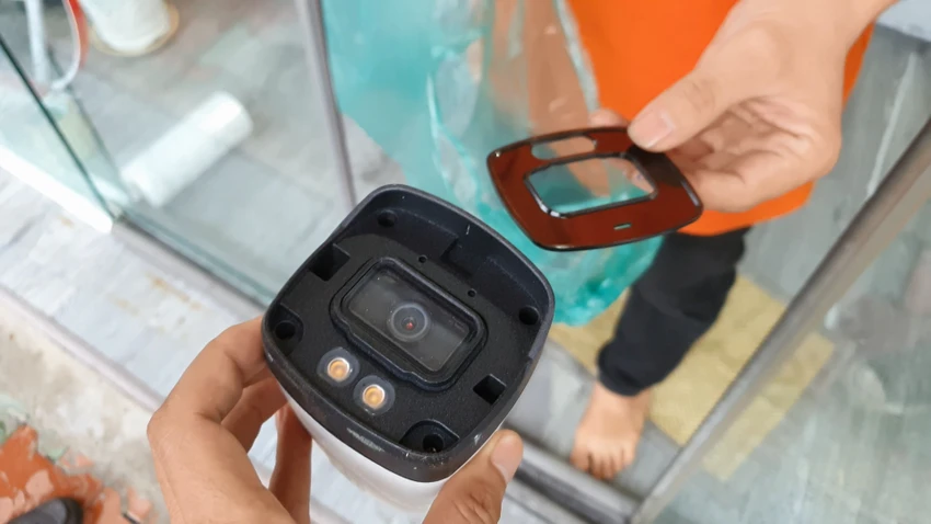 Theo chủ cửa hàng, hai camera an ninh có giá hơn hai triệu đồng. Ảnh: NT Theo chủ cửa hàng, hai camera an ninh có giá hơn hai triệu đồng. Ảnh: NT