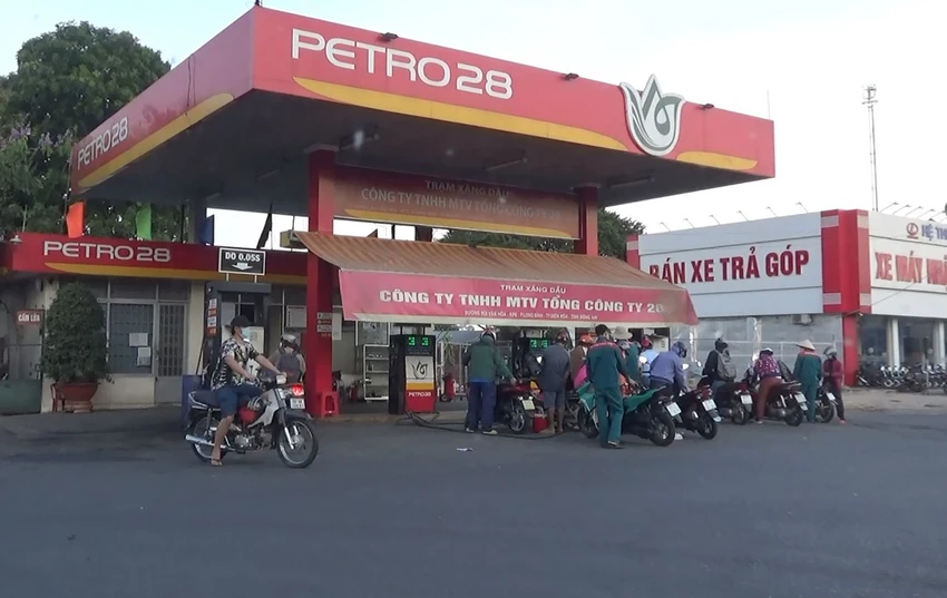 Công ty xăng dầu 28 đã đình chỉ công tác đối với trạm trưởng và trạm phó trạm xăng dầu ở Đồng Nai sau phản ánh của Báo Pháp Luật TP.HCM. Ảnh: YT Công ty xăng dầu 28 đã đình chỉ công tác đối với trạm trưởng và trạm phó trạm xăng dầu ở Đồng Nai sau phản ánh của Báo Pháp Luật TP.HCM. Ảnh: YT
