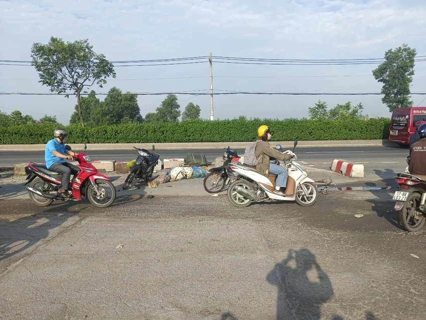 Chiếc xe tải được cho là mất lái, tông dải phân cách bê tông văng trúng người đi xe máy. Ảnh: Minh Trần Chiếc xe tải được cho là mất lái, tông dải phân cách bê tông văng trúng người đi xe máy. Ảnh: Minh Trần