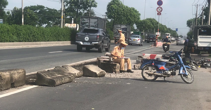 Lực lượng CSGT sau đó đến hiện trường xử lý sự cố xe tải mất lái, tông dải phân cách. Ảnh: Minh Trần Lực lượng CSGT sau đó đến hiện trường xử lý sự cố xe tải mất lái, tông dải phân cách. Ảnh: Minh Trần