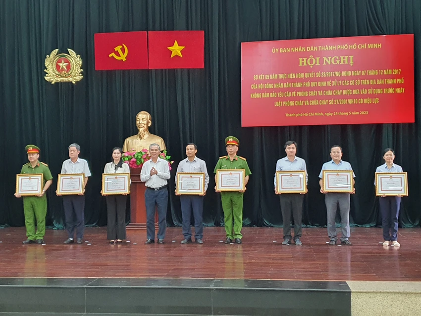 Ông Ngô Minh Châu, Phó Chủ tịch UBND TP trao bằng khen cho các đơn vị có thành tích xuất sắc trong công tác. Ảnh: NT Ông Ngô Minh Châu, Phó Chủ tịch UBND TP trao bằng khen cho các đơn vị có thành tích xuất sắc trong công tác. Ảnh: NT