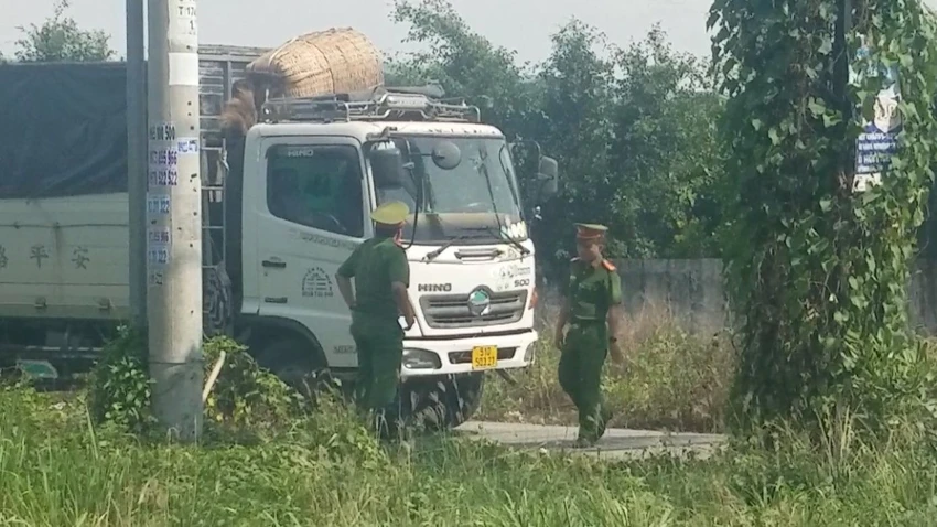 Công an xử lý hiện trường, điều tra nguyên nhân vụ tai nạn. Ảnh: HT Công an xử lý hiện trường, điều tra nguyên nhân vụ tai nạn