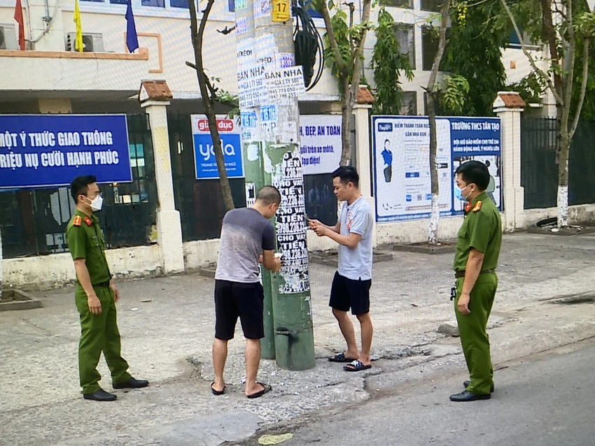 Công an buộc cả hai phải xóa gỡ các quảng cáo đã dán lên cột điện, tường nhà trước đó. Ảnh: CA Công an buộc cả hai phải xóa gỡ các quảng cáo đã dán lên cột điện, tường nhà trước đó. Ảnh: CA