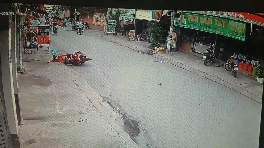 Vụ việc khiến người phụ nữ té ngã xuống đường. Ảnh cắt từ clip Vụ việc khiến người phụ nữ té ngã xuống đường. Ảnh cắt từ clip