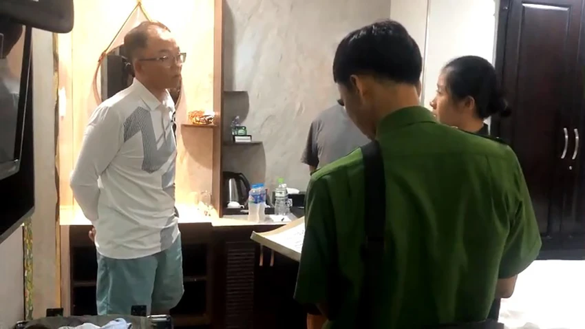 Công an đọc lệnh bắt với Seong Hyun. Ảnh: CA Công an đọc lệnh bắt với Seong Hyun. Ảnh: CA