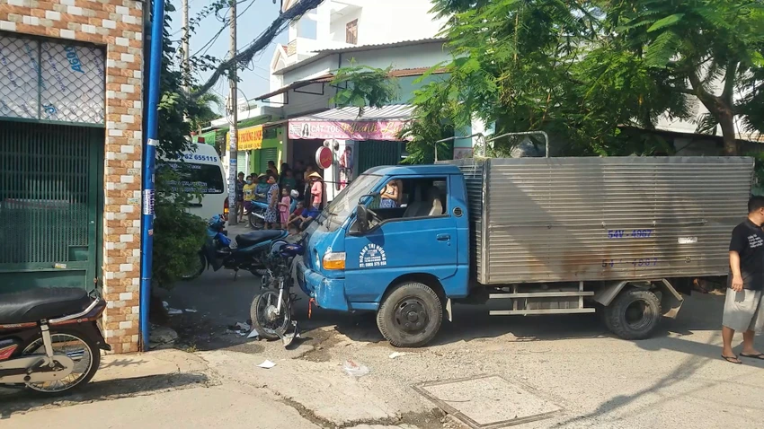 Sau va chạm, người phụ nữ và xe máy bị ô tô tải tông, đẩy vào tường nhà dân. Ảnh: HT Sau va chạm, người phụ nữ và xe máy bị ô tô tải tông, đẩy vào tường nhà dân. Ảnh: HT