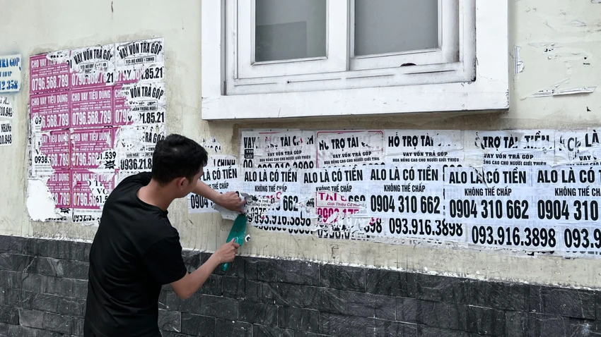 Thắng bị buộc phải đi gỡ các quảng cáo mà mình đã dán. Ảnh: CA Thắng bị buộc phải đi gỡ các quảng cáo mà mình đã dán. Ảnh: CA