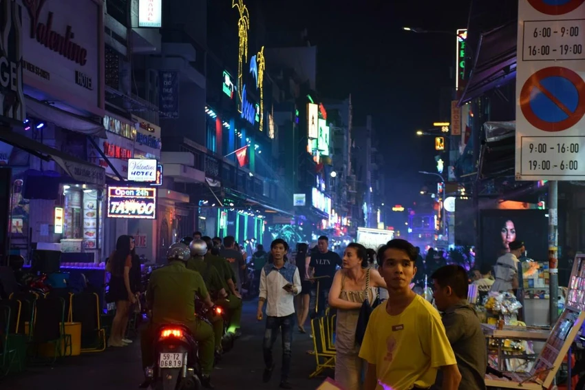 0 giờ ngày 30-5, Công an quận 1 mở đợt tổng kiểm tra hành chính 32 cơ sở kinh doanh trên đường Bùi Viện. Ảnh: CA 0 giờ ngày 30-5, Công an quận 1 mở đợt tổng kiểm tra hành chính 32 cơ sở kinh doanh trên đường Bùi Viện. Ảnh: CA