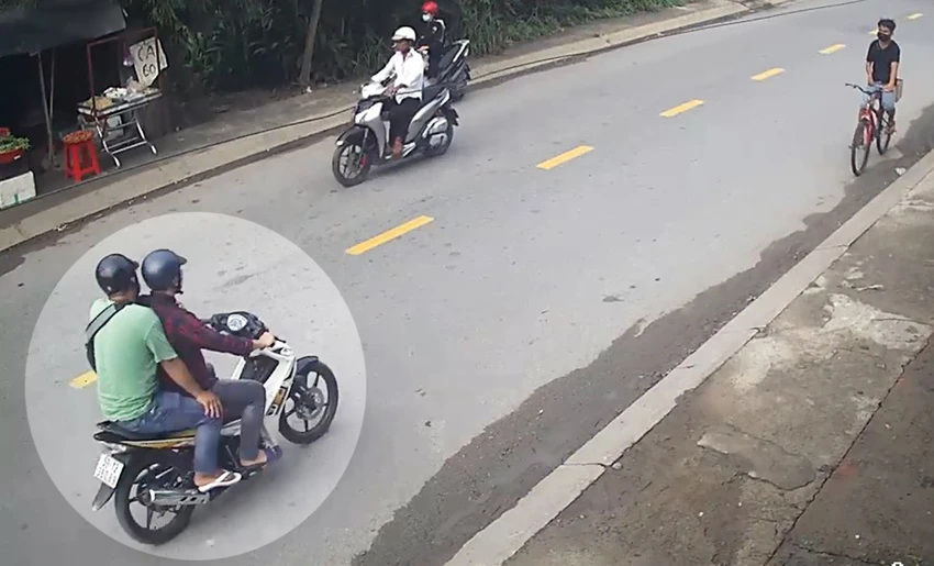 Hai nam thanh niên đảo liên tục ba vòng trước khi áp sát, cướp giật dây chuyền của chị P. Ảnh cắt từ clip