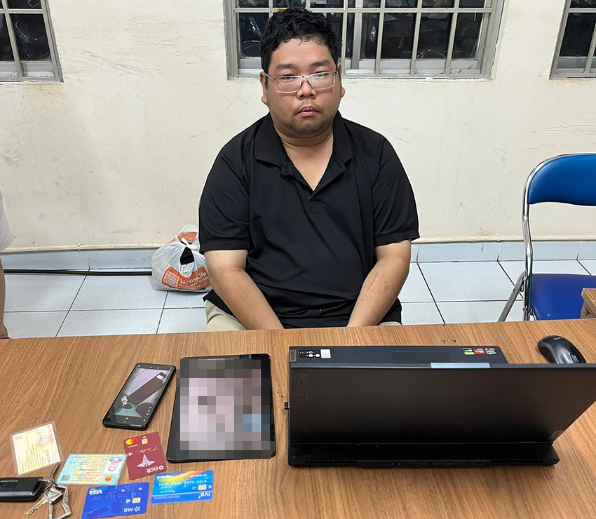 Công an bắt quả tang Anh đang cưỡng đoạt tài sản của một cô gái ở quận Gò Vấp. Ảnh: CA Công an bắt quả tang Anh đang cưỡng đoạt tài sản của một cô gái ở quận Gò Vấp. Ảnh: CA