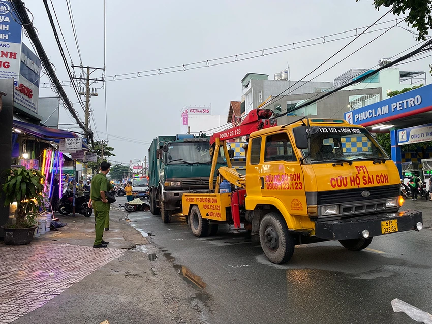 Theo người dân, thời điểm tai nạn xe chở rác đang được một xe cứu hộ kéo đi. Ảnh: HT Theo người dân, thời điểm tai nạn xe chở rác đang được một xe cứu hộ kéo đi. Ảnh: HT