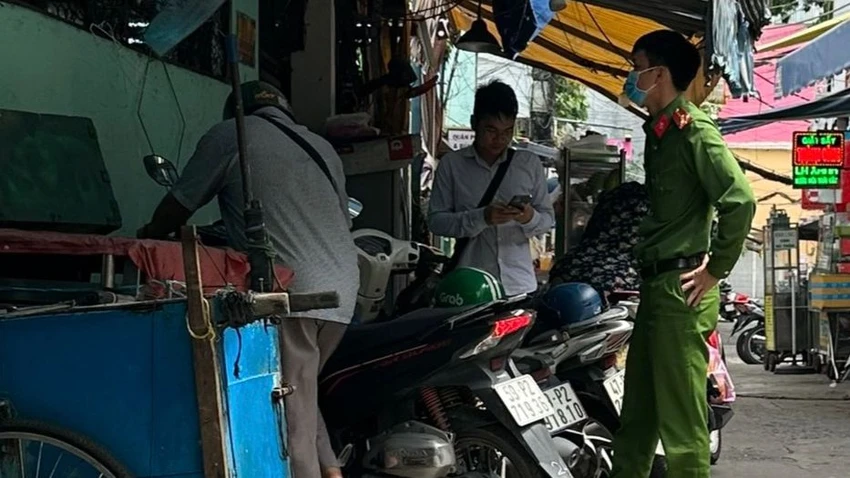 Công an lấy lời khai những người xung quanh để điều tra. Ảnh: HT Người nước ngoài dạy tiếng Anh chết trong căn nhà ở quận 1