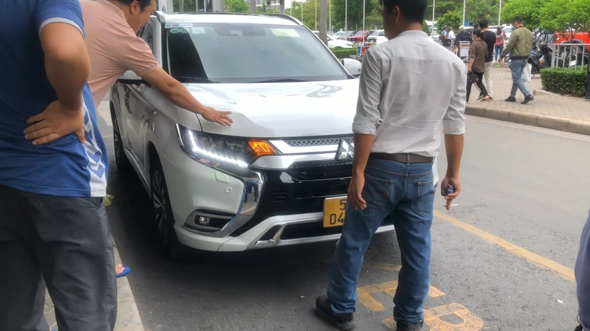 Chiếc ô tô bị móp phần nắp capo sau va chạm. Ảnh: HT Chiếc ô tô bị móp phần nắp capo sau va chạm. Ảnh: HT