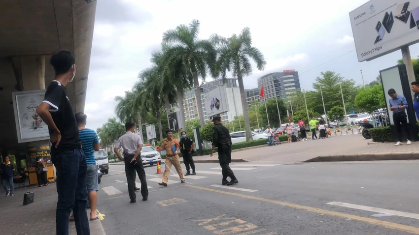 Công an khám nghiệm điều tra nguyên nhân vụ tai nạn. Ảnh: HT Công an khám nghiệm điều tra nguyên nhân vụ tai nạn. Ảnh: HT