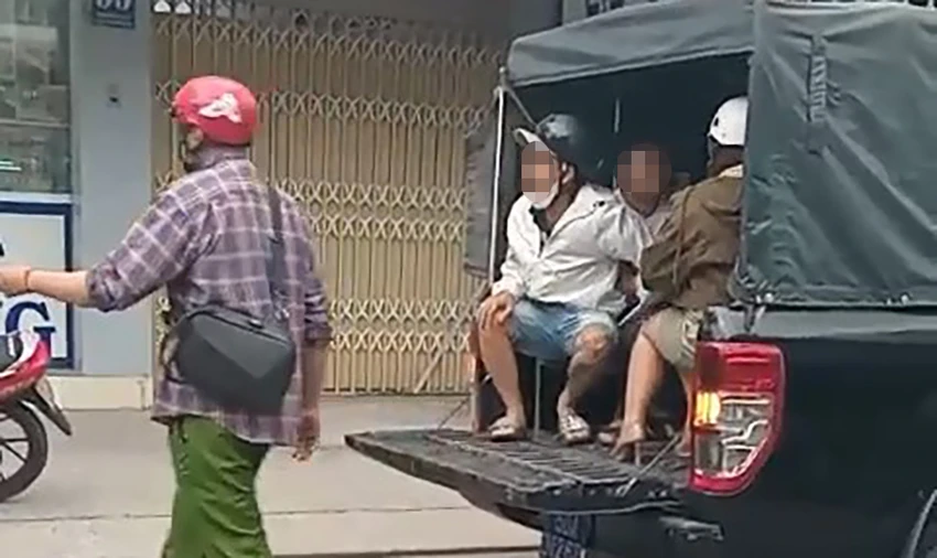 Công an sau đó đưa 11 người về trụ sở để làm rõ. Ảnh cắt từ clip Công an sau đó đưa 11 người về trụ sở để làm rõ