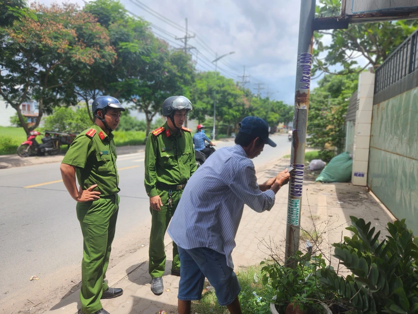 Những người này cũng bị yêu cầu phải gỡ bỏ hết tất cả các quảng cáo đã dán lên cột điện, tường nhà dân. Ảnh: CA Những người này cũng bị yêu cầu phải gỡ bỏ hết tất cả các quảng cáo đã dán lên cột điện, tường nhà dân. Ảnh: CA