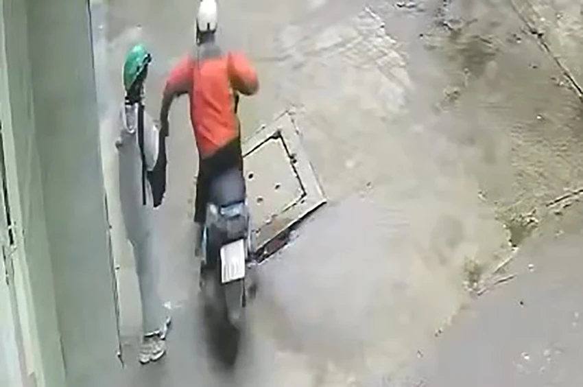 Trước đó, Tùng và Vĩnh phân công nhiệm vụ rồi cướp giật tài sản của nữ sinh viên trước cổng Ký túc xá Trường Đại Học Sư Phạm TP.HCM. Ảnh cắt từ clip Trước đó, Tùng và Vĩnh phân công nhiệm vụ rồi cướp giật tài sản của nữ sinh viên trước cổng Ký túc xá Trường Đại Học Sư Phạm TP.HCM. Ảnh cắt từ clip