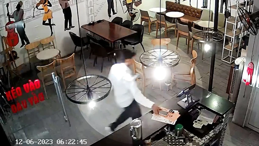 Người đàn ông lấy điện thoại của chị H bị camera an ninh ghi lại. Ảnh cắt từ clip Dàn cảnh mua nước lấy trộm điện thoại của nữ sinh viên