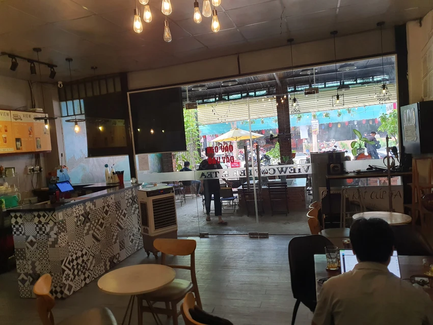 Quán cà phê nơi xảy ra vụ việc nằm trên đường Phan Văn Hớn, huyện Hóc Môn. Ảnh: NT Dàn cảnh mua nước lấy trộm điện thoại của nữ sinh viên