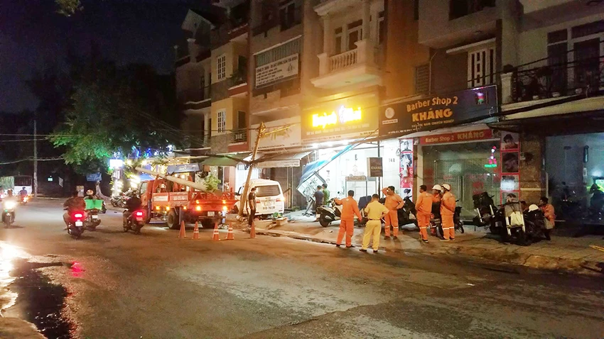 Đến khuya ngày 13-6, hiện trường vẫn đang được lực lượng chức năng xử lý. Ảnh: HT Đến khuya ngày 13-6, hiện trường vẫn đang được lực lượng chức năng xử lý. Ảnh: HT