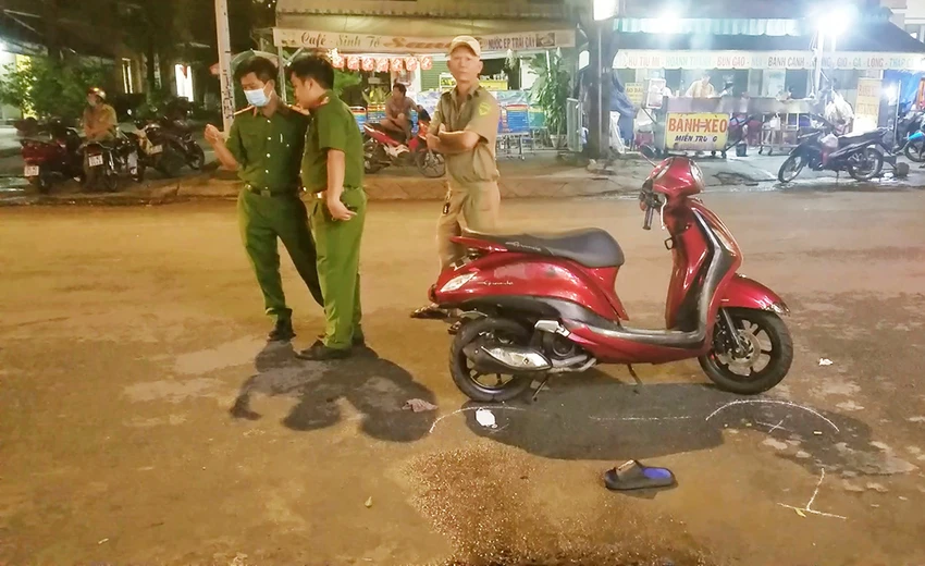 Chiếc xe máy bị tông hư hỏng nằm trên đường. Ảnh: HT Chiếc xe máy bị tông hư hỏng nằm trên đường. Ảnh: HT
