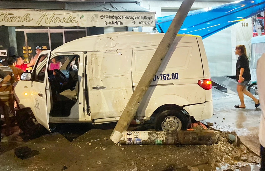 Cột điện bị gãy thành hai khúc sau cú va chạm mạnh. Ảnh: HT Cột điện bị gãy thành hai khúc sau cú va chạm mạnh. Ảnh: HT