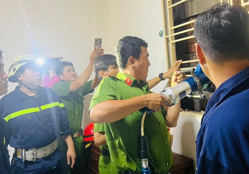 Cảnh sát PCCC và CNCH nhanh chóng điều động phương tiện và lực lượng tới giải cứu nạn nhân. Ảnh: CA Cảnh sát PCCC và CNCH nhanh chóng điều động phương tiện và lực lượng tới giải cứu nạn nhân. Ảnh: CA