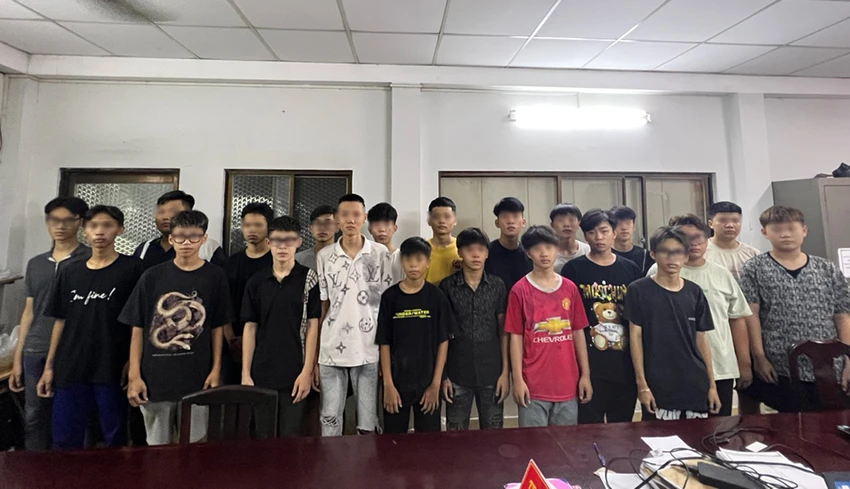 Công an mời làm việc, lập hồ sơ xử lý nhóm thanh thiếu niên. Ảnh: CA Công an mời làm việc, lập hồ sơ xử lý nhóm thanh thiếu niên. Ảnh: CA