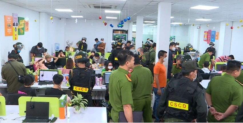 Tháng 12-2022, Công an TP.HCM cũng phối hợp với Bộ công an ập vào khám xét ba địa điểm liên quan đến hoạt động lừa đảo qua mạng trên địa bàn quận Tân Bình. Ảnh: CA
