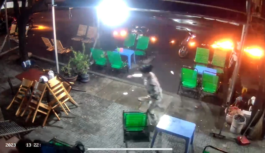 Ngoài ra, nhóm của Minh còn ném bom xăng khiến một đồng bọn bị bỏng ở tay. Ảnh cắt từ clip Ngoài ra, nhóm của Minh còn ném bom xăng khiến một đồng bọn bị bỏng ở tay. Ảnh cắt từ clip