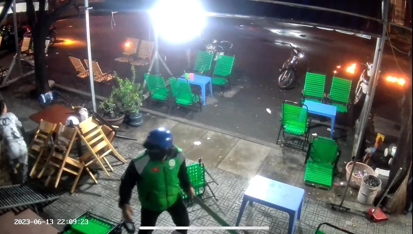 Nhóm này đã chém khiến hai người bị thương. Ảnh cắt từ clip Nhóm này đã chém khiến hai người bị thương. Ảnh cắt từ clip