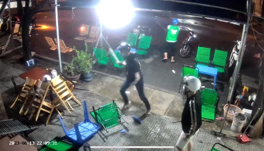 Vụ việc khiến nhiều người hoảng loạn tháo chạy. Ảnh cắt từ clip Vụ việc khiến nhiều người hoảng loạn tháo chạy. Ảnh cắt từ clip