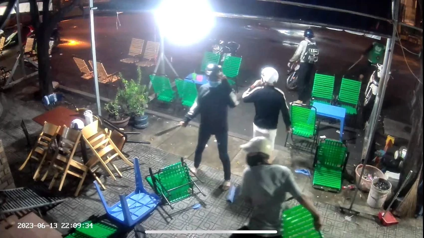 Nhóm Minh và đồng bọn cầm theo hung khí xông vào quán cà phê chém người, đập phá đồ đạc. Ảnh cắt từ clip Nhóm Minh và đồng bọn cầm theo hung khí xông vào quán cà phê chém người, đập phá đồ đạc. Ảnh cắt từ clip
