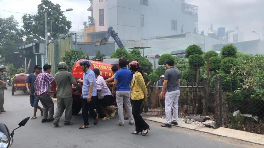 Đến khoảng 11 giờ, đám cháy đã được khống chế hoàn toàn. Ảnh: HT Đến khoảng 11 giờ, đám cháy đã được khống chế hoàn toàn. Ảnh: HT