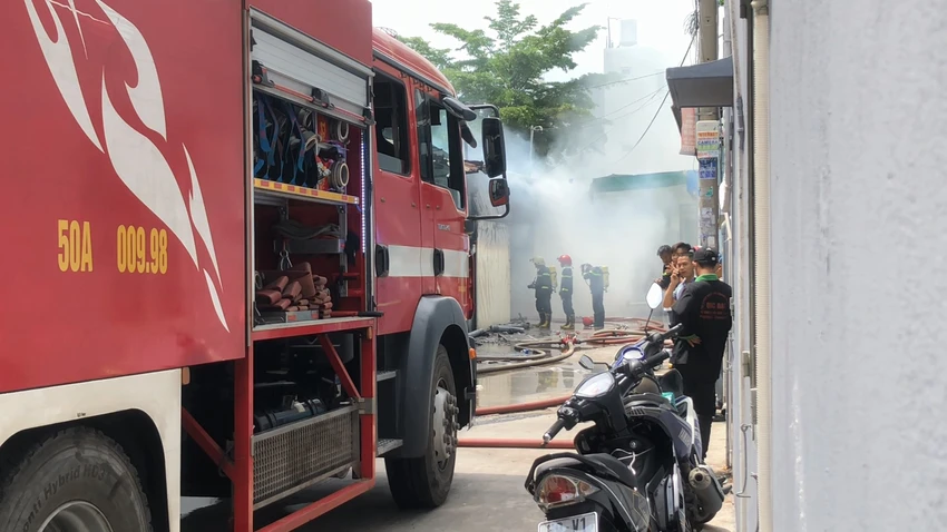 Cảnh sát PCCC huy động phương tiện và các cán bộ chiến sĩ đến hiện trường khống chế đám cháy. Ảnh: HT Cảnh sát PCCC huy động phương tiện và các cán bộ chiến sĩ đến hiện trường khống chế đám cháy. Ảnh: HT