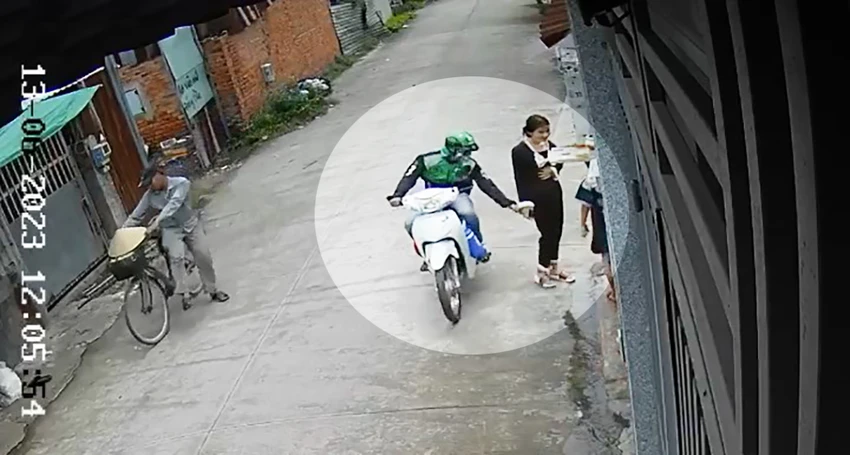Trước đó, Phúc mặc đồ xe ôm công nghệ cướp giật điện thoại của nữ sinh. Ảnh cắt từ clip Trước đó, Phúc mặc đồ xe ôm công nghệ cướp giật điện thoại của nữ sinh. Ảnh cắt từ clip