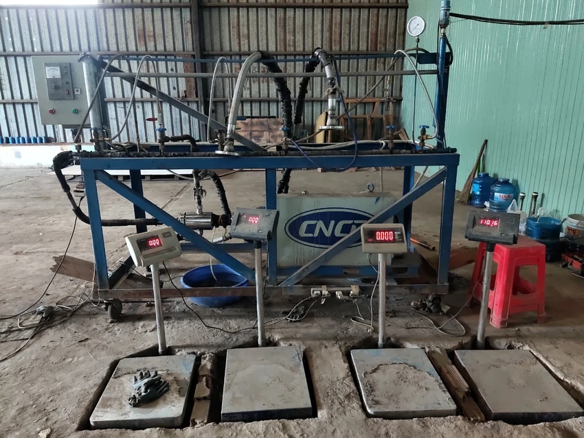 Công an cũng phát hiện các phương tiện dùng để sang chiết khí "cười". Ảnh: NT Công an cũng phát hiện các phương tiện dùng để sang chiết khí "cười". Ảnh: NT
